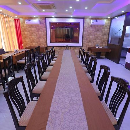 آغْرا Hotel Sahib'S Red Carpet - Family & Corporate Hotel Chain المظهر الخارجي الصورة