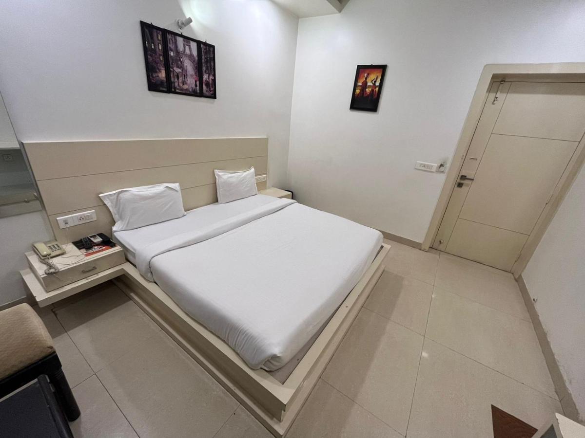 آغْرا Hotel Sahib'S Red Carpet - Family & Corporate Hotel Chain المظهر الخارجي الصورة