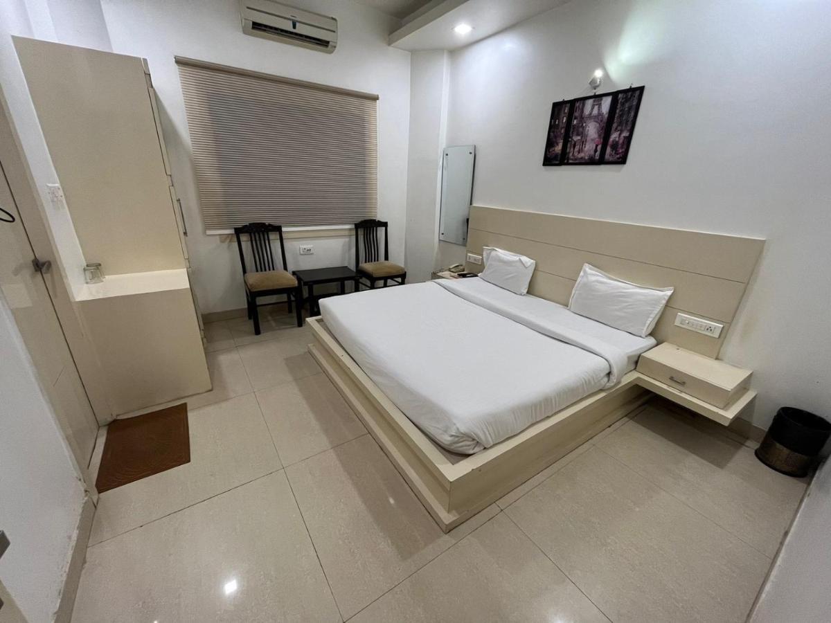 آغْرا Hotel Sahib'S Red Carpet - Family & Corporate Hotel Chain المظهر الخارجي الصورة