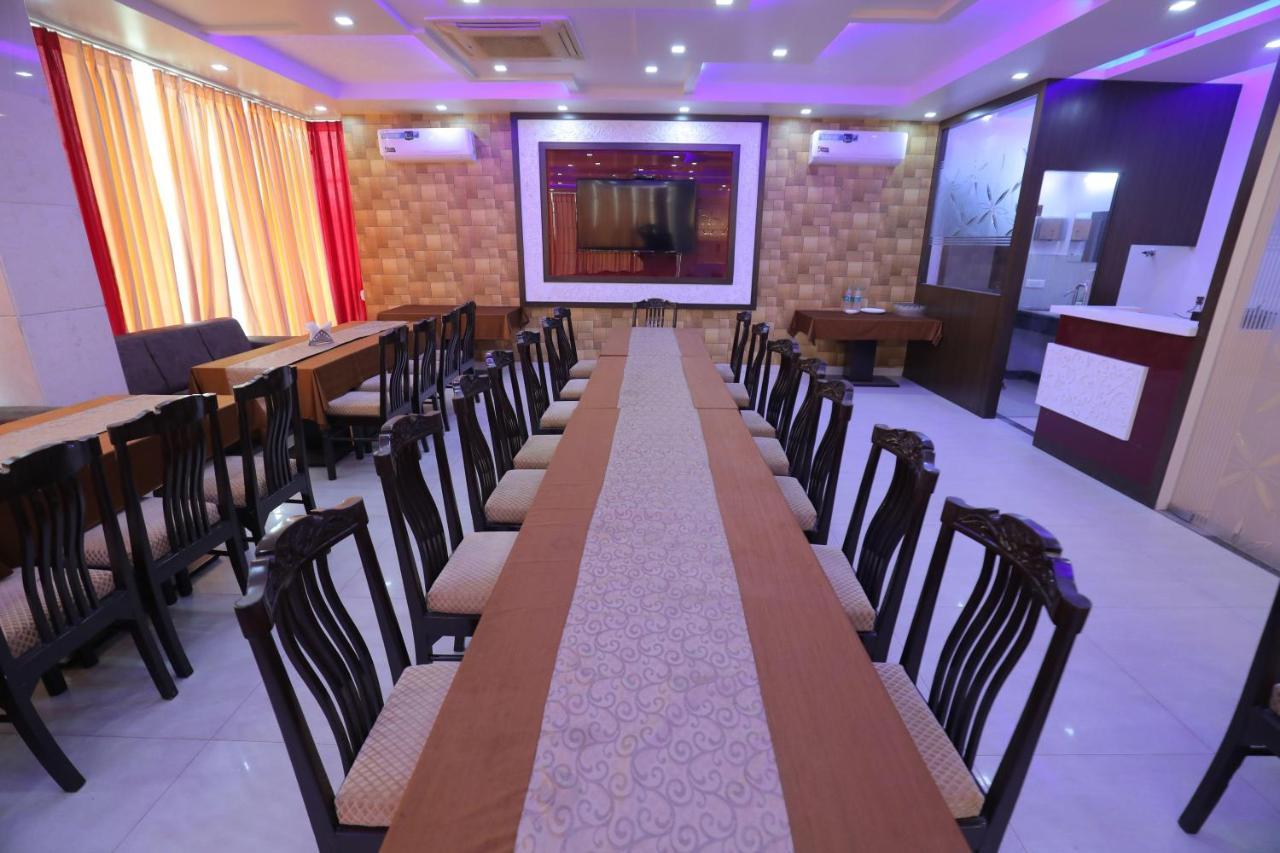 آغْرا Hotel Sahib'S Red Carpet - Family & Corporate Hotel Chain المظهر الخارجي الصورة