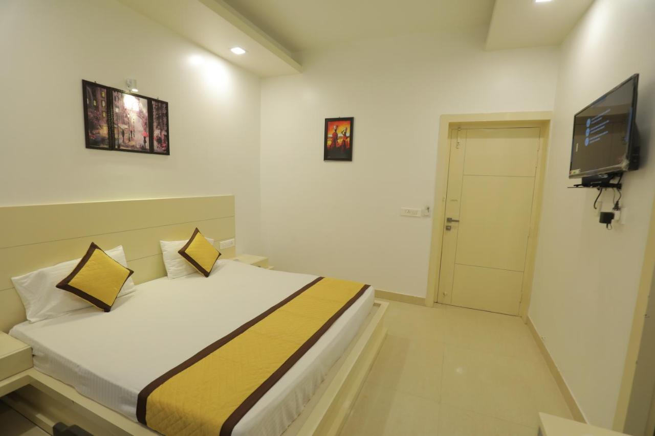 آغْرا Hotel Sahib'S Red Carpet - Family & Corporate Hotel Chain المظهر الخارجي الصورة