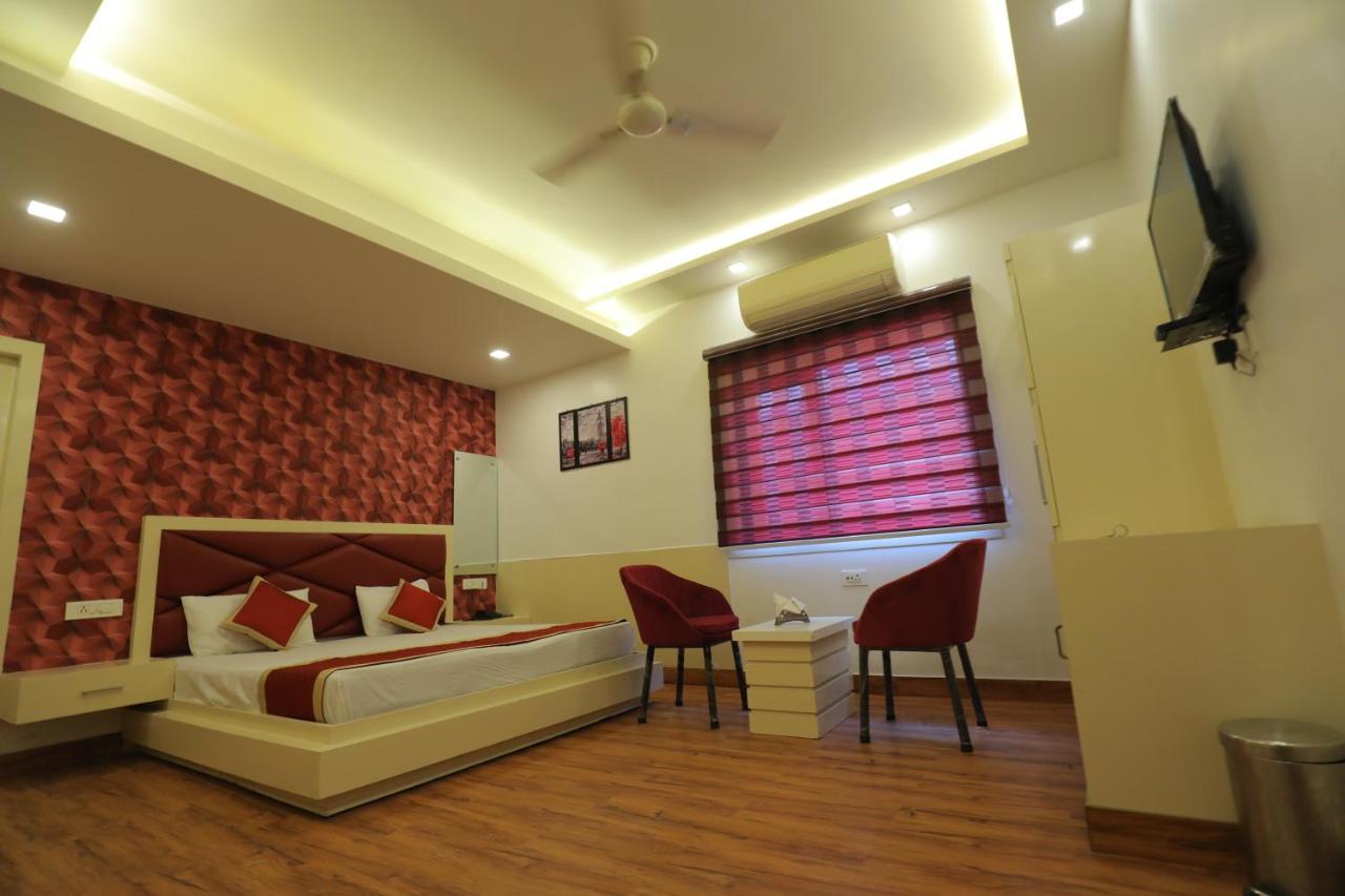 آغْرا Hotel Sahib'S Red Carpet - Family & Corporate Hotel Chain المظهر الخارجي الصورة