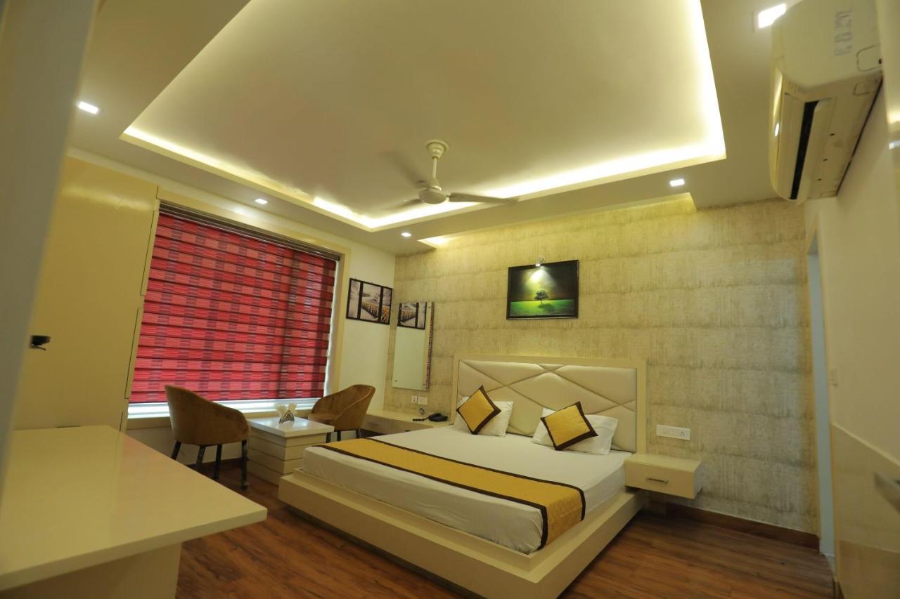 آغْرا Hotel Sahib'S Red Carpet - Family & Corporate Hotel Chain المظهر الخارجي الصورة