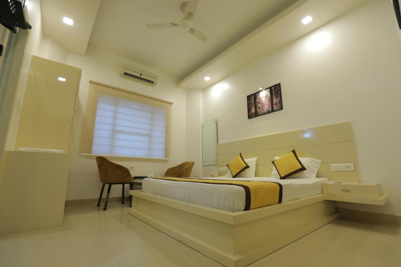 آغْرا Hotel Sahib'S Red Carpet - Family & Corporate Hotel Chain المظهر الخارجي الصورة