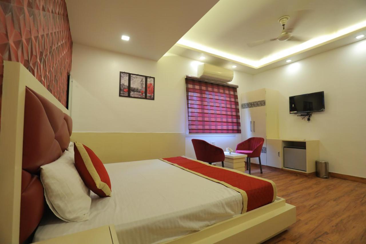 آغْرا Hotel Sahib'S Red Carpet - Family & Corporate Hotel Chain المظهر الخارجي الصورة