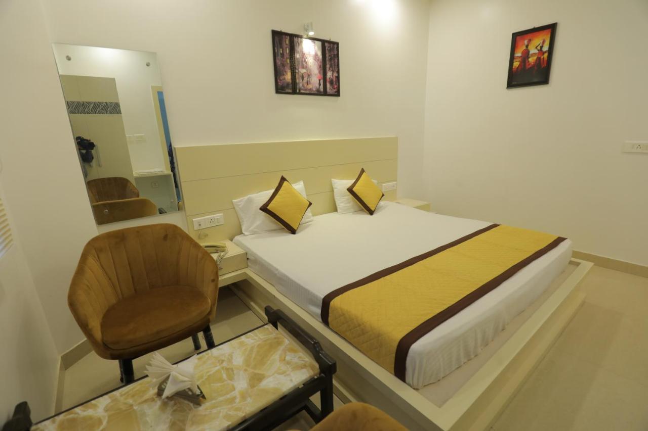 آغْرا Hotel Sahib'S Red Carpet - Family & Corporate Hotel Chain المظهر الخارجي الصورة